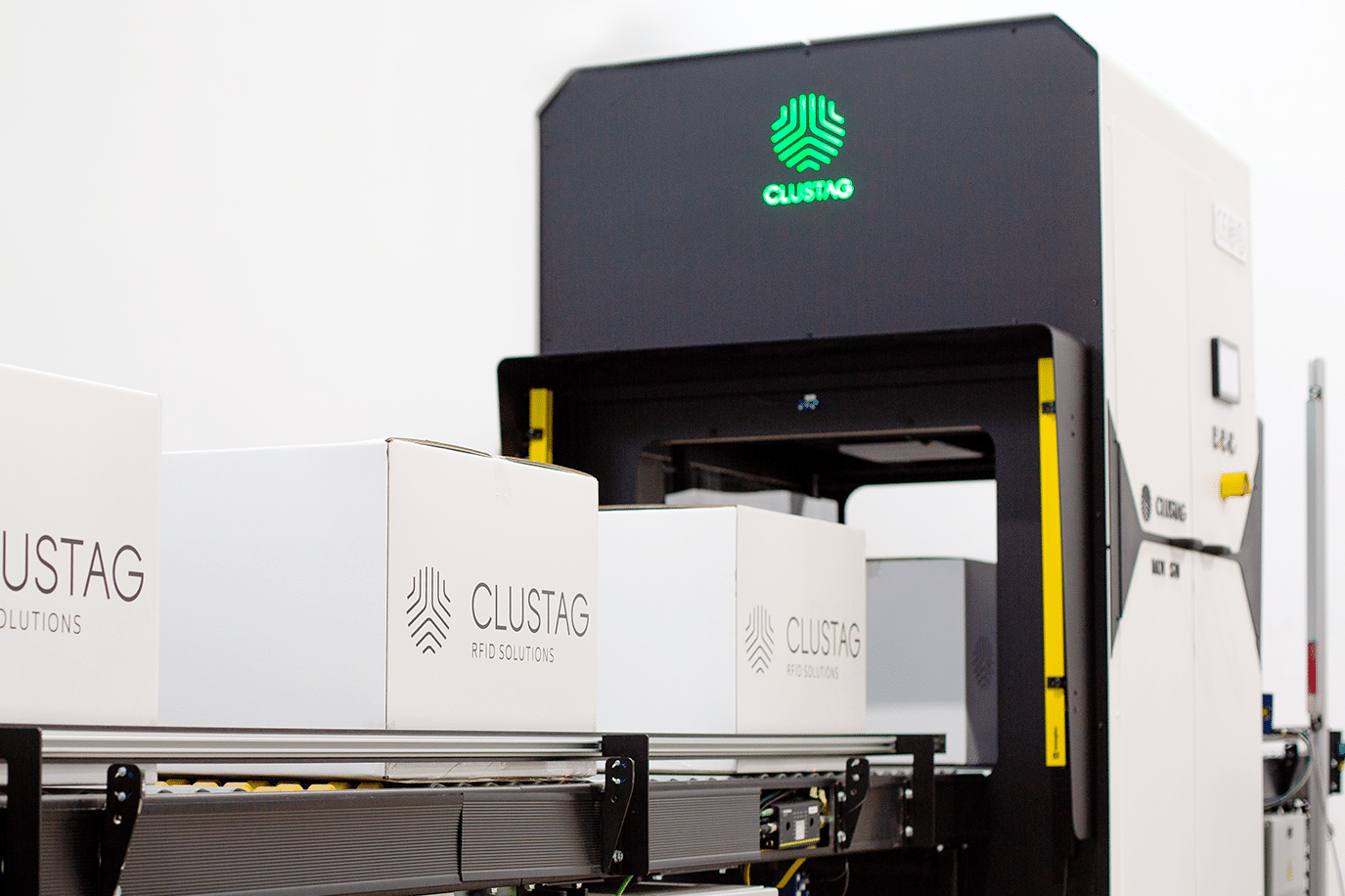 Clustag RFID Tunnel MOT Station enabling fast and accurate inventory scanning. Clustag RFID Tunnel MOT Station scanning boxes with high precision for real-time inventory management