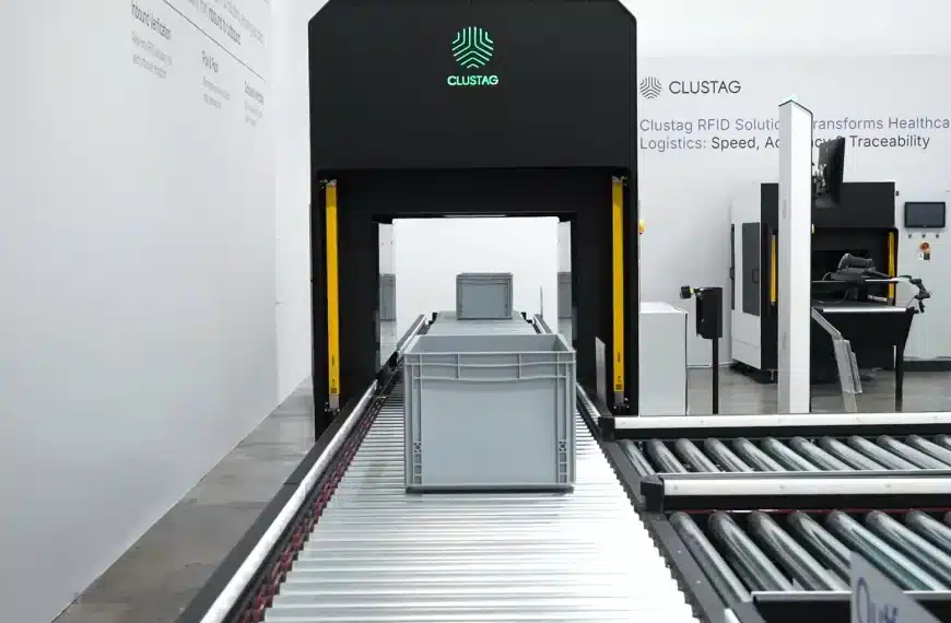 RFID tunnel and conveyor system at Clustag Customer Experience Center, showcasing smart RFID solutions for global supply chain visibility and intralogistics efficiency.