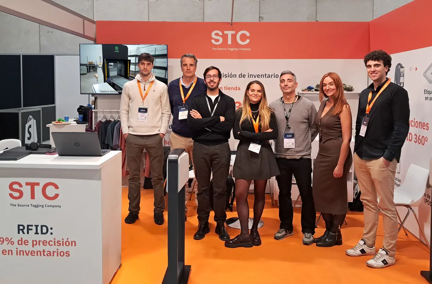 Equipo de Clustag y STC en el stand de un evento
